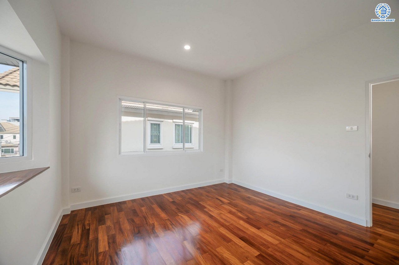 บ้านมือสองตกแต่งใหม่ โครงการ บ้านอาภา2 ปิ่นเกล้า-สวนผัก เนื้อที่ 57 ตร.ว. พื้นที่ใช้สอย 165.6 ตร.ม. ฟังก์ชัน 3 ห้องนอน 3 ห้องน้ำ จอดรถได้ 2 คัน บนทำเลเดินทางสะดวก เชื่อมต่อหลายเส้นทาง อาทิถนนกาญจนาภิเษก, ถนนนครอินทร์, ถนนราชพฤกษ์  ใกล้รถไฟฟ้าสายสีแดง "สถานีบางบำหรุ"